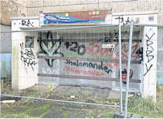 Trostlos: Das ist der ehemalige Haupteingang zu Hallenbad und Cafeteria